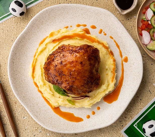 Muslos de pavo braseados con especias, cerveza y puré rústico