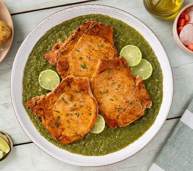 Chuletas de cerdo en salsa verde estilo mexicano