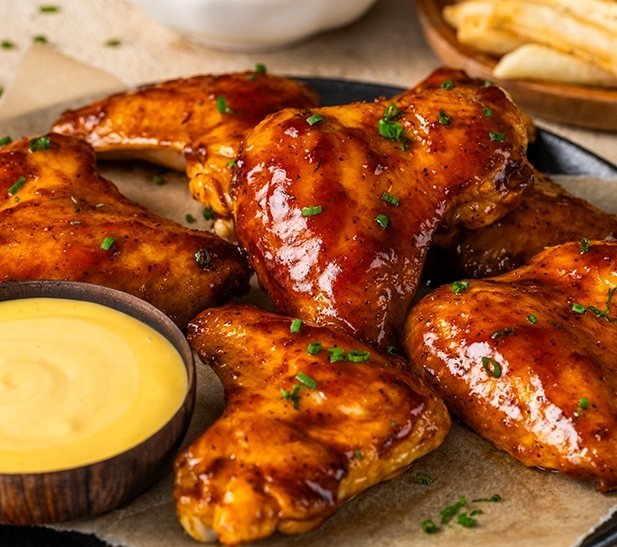 Alitas glaseadas con salsa de miel y mostaza