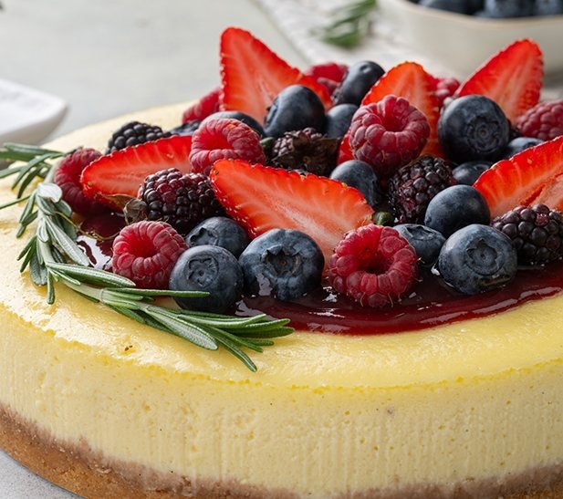 Cheesecake de frambuesas en salsa de moras